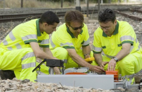 ep trabajadores operarios en un arreglo de mantenimiento ep trabajadores operarios en un arreglo de mantenimiento