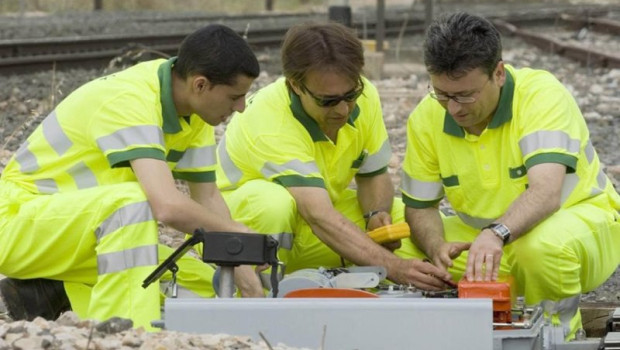 ep trabajadores operarios en un arreglo de mantenimiento ep trabajadores operarios en un arreglo de mantenimiento
