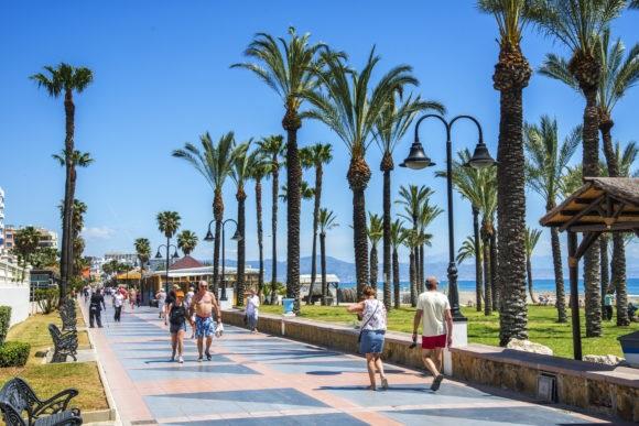 ep turistas viajeros paseo maritimo sol torremolinos