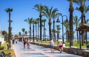 ep turistas viajeros paseo maritimo sol torremolinos