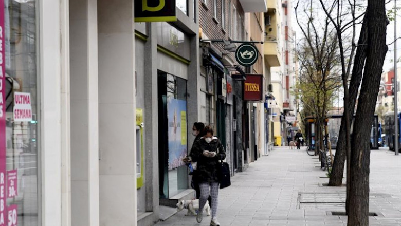 Una mujer con mascarilla espera su turno frente a una sucursal de Bankia | Óscar Cañas - Europa Press ep una mujer con mascarilla espera su turno frente a una sucursal de bankia