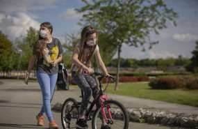ep una mujer con su hija pasean por el parque en el tercer dia de desconfinamiento de ninos y