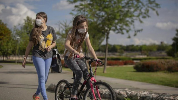 ep una mujer con su hija pasean por el parque en el tercer dia de desconfinamiento de ninos y