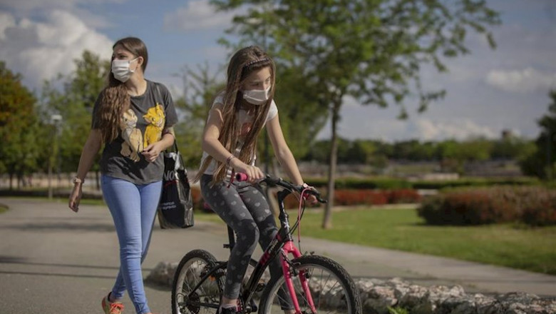 ep una mujer con su hija pasean por el parque en el tercer dia de desconfinamiento de ninos y ep una mujer con su hija pasean por el parque en el tercer dia de desconfinamiento de ninos y