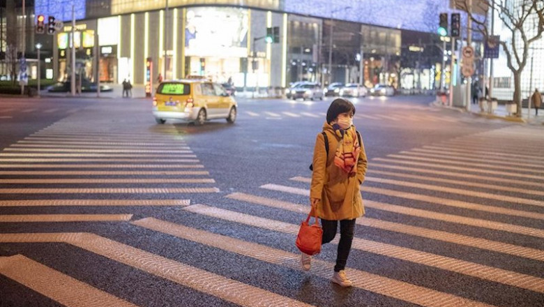 ep una mujer pasea por shanghai
