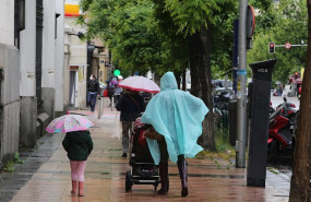 ep una mujer y una nina pasean con paraguas en la capital en un dia de lluvia y bajada de