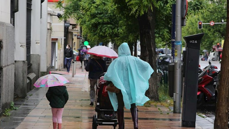ep una mujer y una nina pasean con paraguas en la capital en un dia de lluvia y bajada de ep una mujer y una nina pasean con paraguas en la capital en un dia de lluvia y bajada de