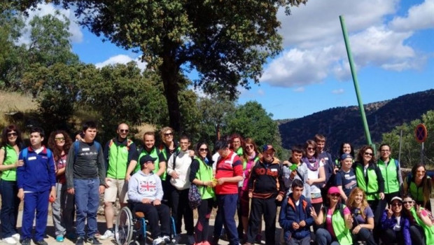 ep voluntarios de rovi junto a jovenes de la fundacion deporte y desafio en una actividad de
