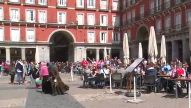 Fans holandeses humillando a mendigos en Madrid