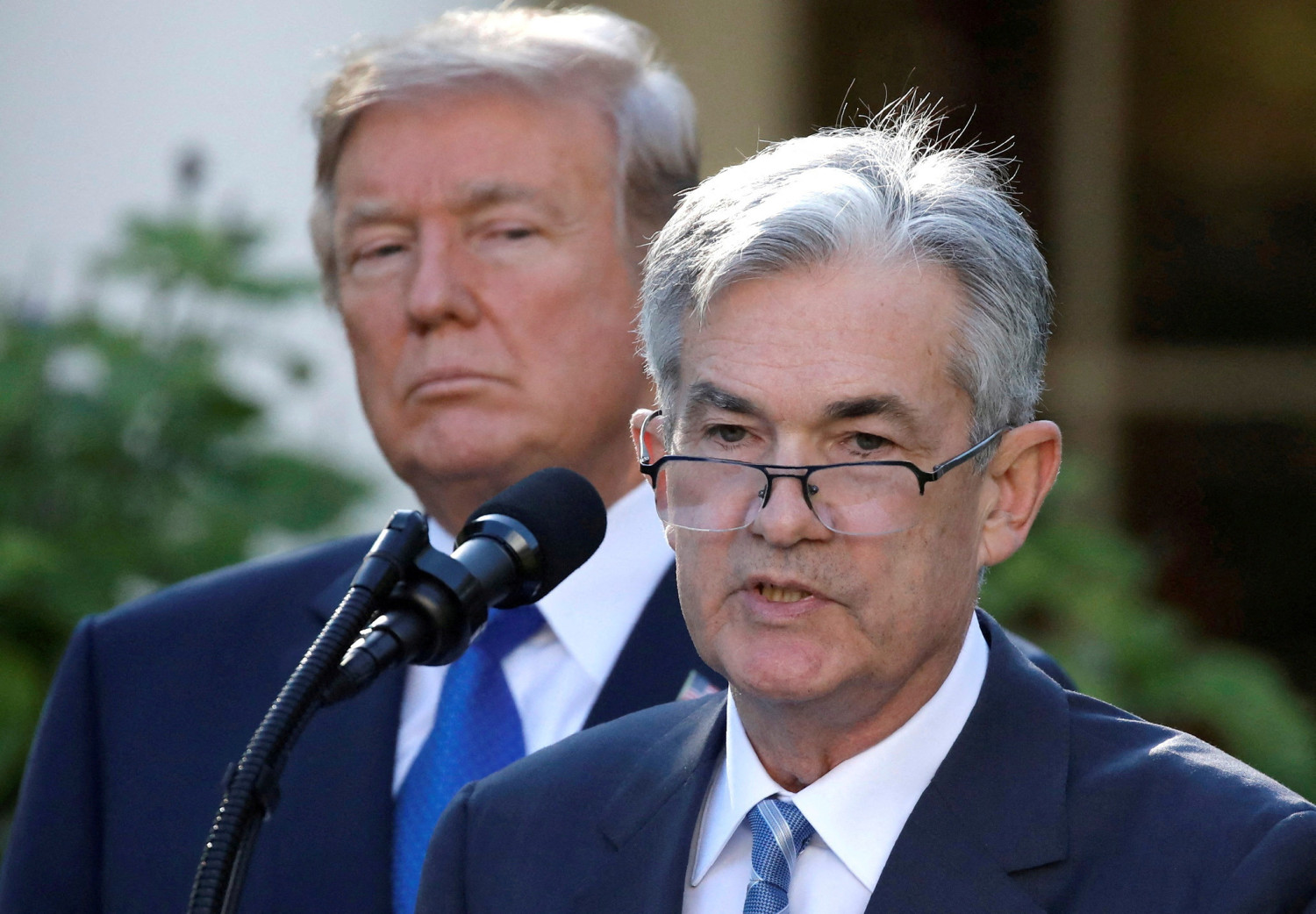 le president americain donald trump regarde jerome powell son candidat au poste de president de la reserve federale americaine s exprimer a la maison blanche a washington etats unis 