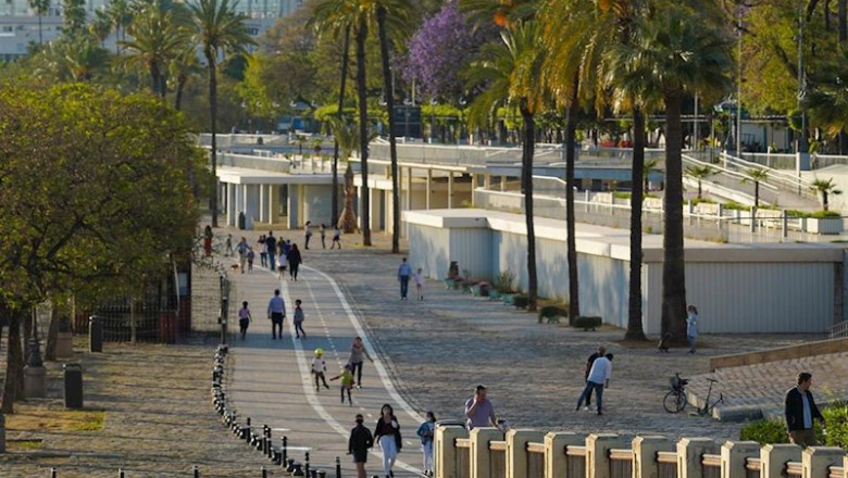 ep adultos y ninos por el paseo marques de contadero un dia antes de poder salir a practicar deporte ep adultos y ninos por el paseo marques de contadero un dia antes de poder salir a practicar deporte