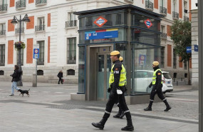 ep agentes de la policia militar del ume en las inmediaciones de la puerta del sol