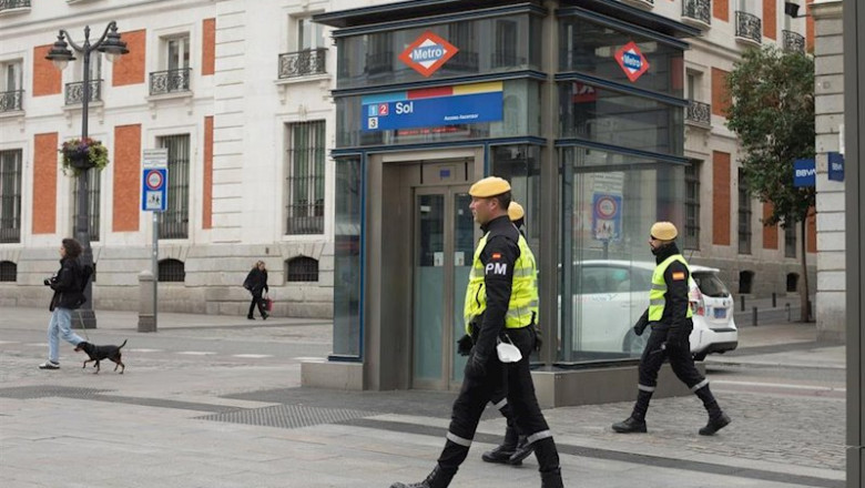 ep agentes de la policia militar del ume en las inmediaciones de la puerta del sol