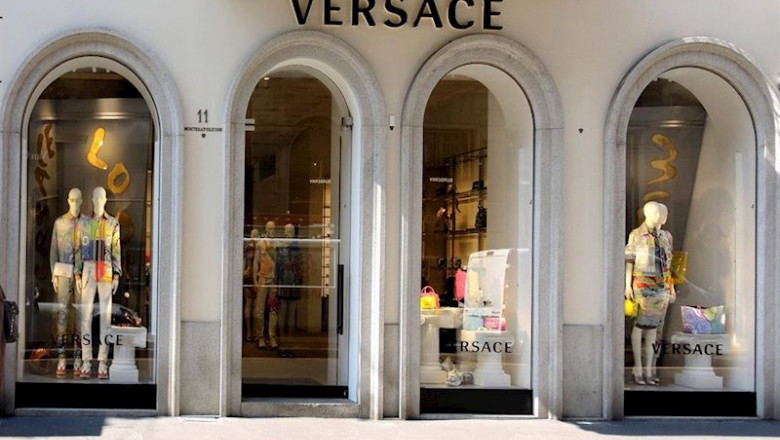 April 19, 2019 - Milan, Italy: Versace store front. Mid season and summer fashion trend on the shop windows of the Milan fashion district. The Golden quadrilateral, including via Montenapoleone and Via Spiga, is ranked as the sixth most expensive shopping | Piero Oliosi - Archivo ep april 19 2019 - milan italy versace store front mid season and summer fashion trend on the shop