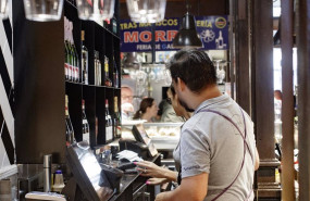 ep archivo   dos camareros cobran las cuentas de los clientes en un bar de madrid