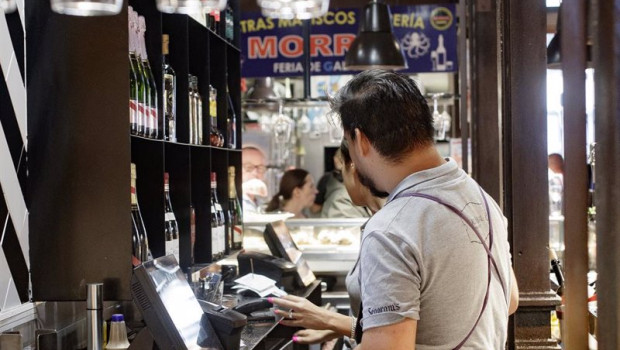 ep archivo   dos camareros cobran las cuentas de los clientes en un bar de madrid