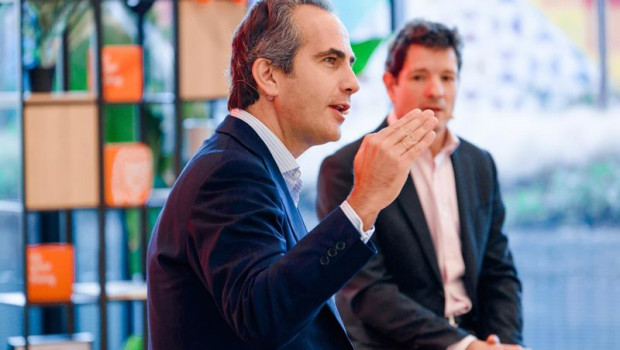 ep archivo   el ceo de ing alfonso tolcheff i y el director de banca de particulares de ing javier