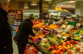 ep archivo gente comprando fruta en un supermercado ep archivo gente comprando fruta en un supermercado