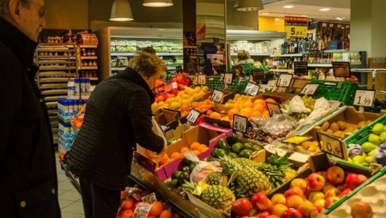 ep archivo   gente comprando fruta en un supermercado