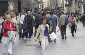 ep archivo   gente de compras por una calle de madrid