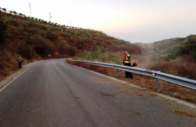 ep archivo   operarios trabajan en labores de conservacion y mantenimientos en las carreteras de la