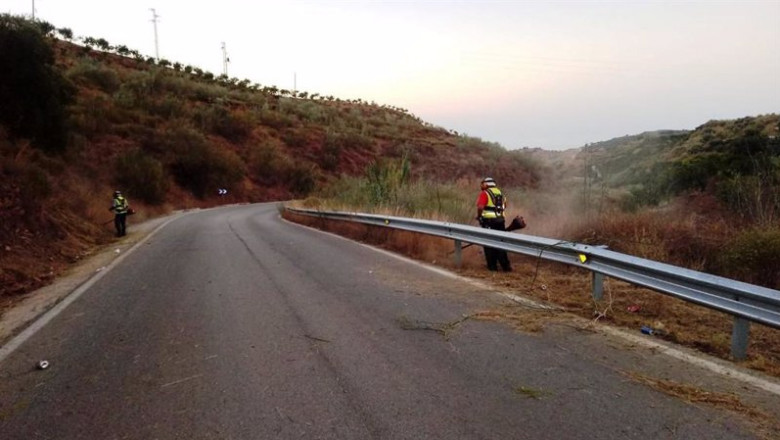 ep archivo   operarios trabajan en labores de conservacion y mantenimientos en las carreteras de la