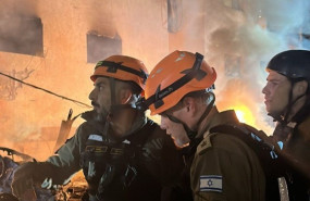 ep archivo   trabajadores de los servicios de emergencia de israel tras el impacto de un proyectil