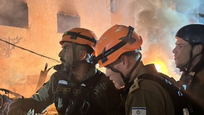 ep archivo trabajadores de los servicios de emergencia de israel tras el impacto de un proyectil ep archivo trabajadores de los servicios de emergencia de israel tras el impacto de un proyectil