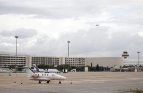 ep archivo   un avion en una de las pistas del aeropuerto de palma