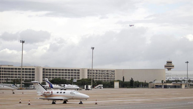 ep archivo   un avion en una de las pistas del aeropuerto de palma