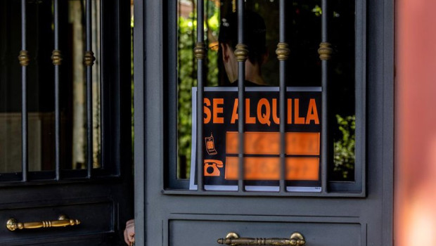 ep archivo   un cartel que anuncia que se alquila una vivienda a 16 de septiembre de 2025 en madrid