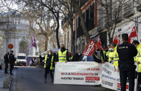 ep archivo   un grupo de trabajadores se manifiestan frente a la embajada de francia a 20 de enero