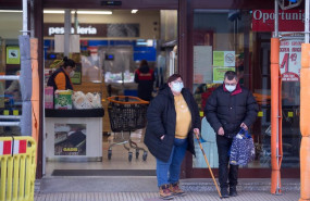 ep archivo   un hombre y una mujer salen de un supermercado en el municipio gallego de guitiriz en