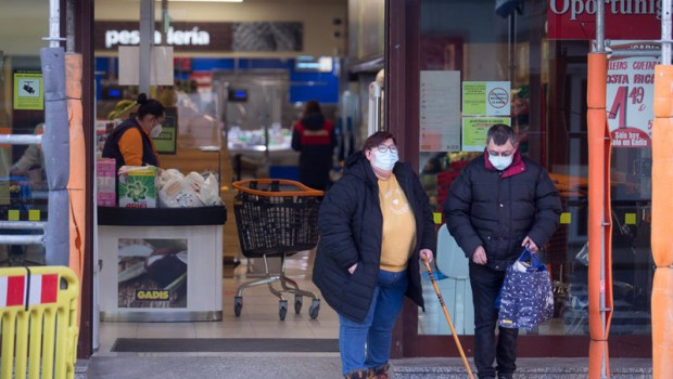 ep archivo   un hombre y una mujer salen de un supermercado en el municipio gallego de guitiriz en