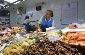 ep archivo   un puesto de venta de alimentos en un mercado en lugo galicia espana