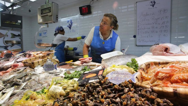 ep archivo   un puesto de venta de alimentos en un mercado en lugo galicia espana