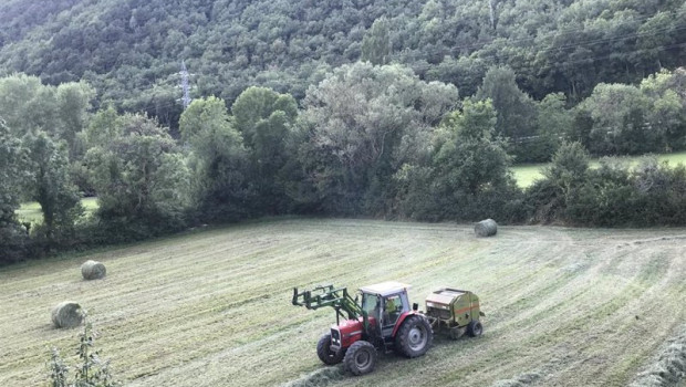 ep archivo   un tractor recoge alpacas de hierba