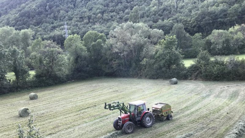 ep archivo   un tractor recoge alpacas de hierba