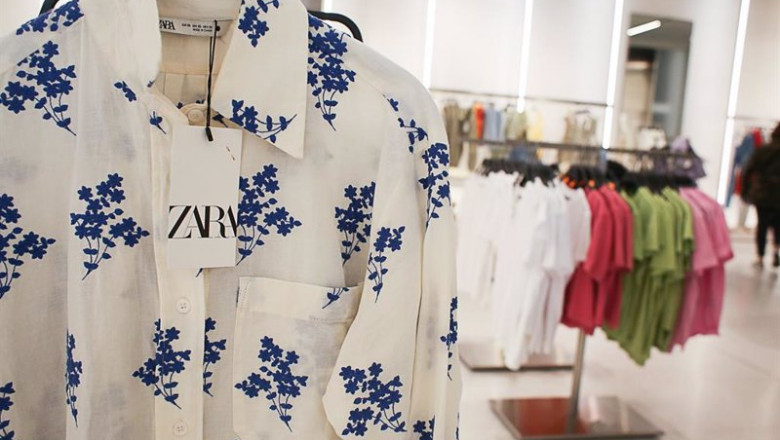 Archivo - Una camisa marca Zara, en el interior de una tienda | Cézaro De Luca - Europa Press - Archivo ep archivo una camisa marca zara en el interior de una tienda