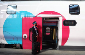 ep archivo una empleada espera en la puerta de un tren durante la inauguracion del primer trayecto ep archivo una empleada espera en la puerta de un tren durante la inauguracion del primer trayecto