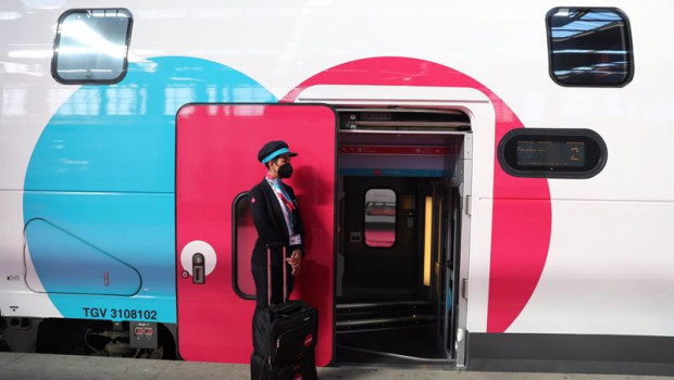 ep archivo   una empleada espera en la puerta de un tren durante la inauguracion del primer trayecto