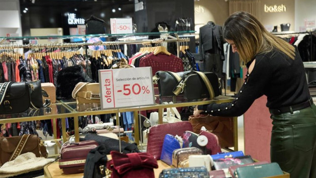 ep archivo una mujer de compras en una gran superficie ep archivo una mujer de compras en una gran superficie