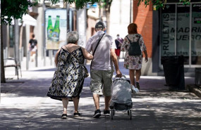 ep archivo   una pareja de ancianos camina por la calle con un carro de compra a 27 de julio de 2021