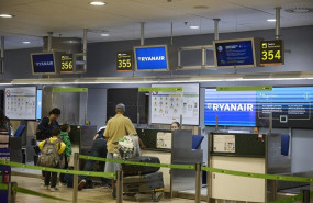 ep archivo   varias personas en un puesto de facturacion de ryanair en el aeropuerto adolfo suarez