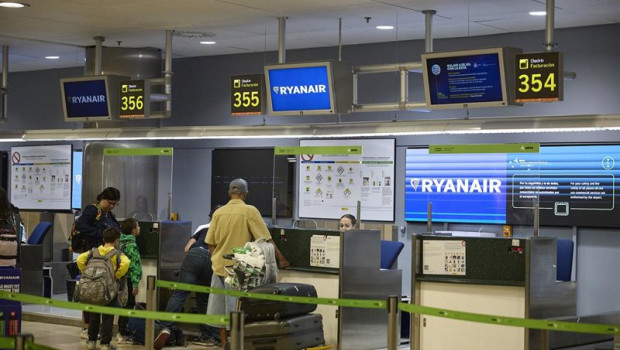 ep archivo   varias personas en un puesto de facturacion de ryanair en el aeropuerto adolfo suarez