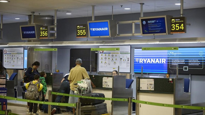 Archivo - Varias personas en un puesto de facturación de Ryanair en el Aeropuerto Adolfo Suárez Madrid-Barajas, a 23 de agosto de 2025, Madrid (España). | Jesús Hellín - Europa Press - Archivo ep archivo varias personas en un puesto de facturacion de ryanair en el aeropuerto adolfo suarez