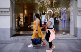 ep archivo   varias personas pasan al lado de la puerta de una de las tiendas fisicas de la marca