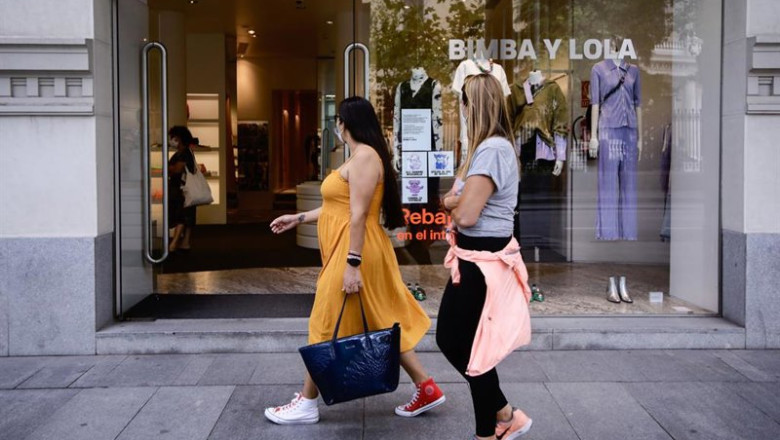 ep archivo   varias personas pasan al lado de la puerta de una de las tiendas fisicas de la marca
