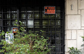 ep archivo   vista de un cartel de se vende piso en un edificio de viviendas