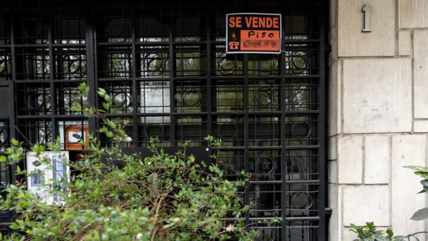 ep archivo   vista de un cartel de se vende piso en un edificio de viviendas